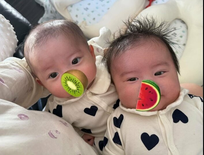 【画像22枚】「髪の毛増えてきてる」中川翔子 生後2ヵ月の双子が目を細めて笑った仲良しショットを見る
