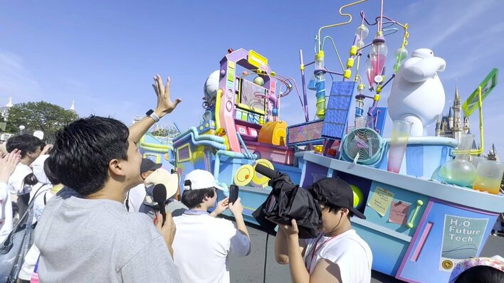 猛暑を吹き飛ばせ！夏のディズニーリゾートで“びしょ濡れ”体験！ 道でもアトラクションでもパレードでも「最高です！びしょびしょです！」