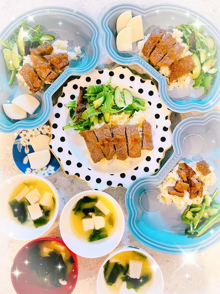 【画像5枚】「本当に料理上手」平愛梨が作った子ども4人分の豪華夜ごはんを見る