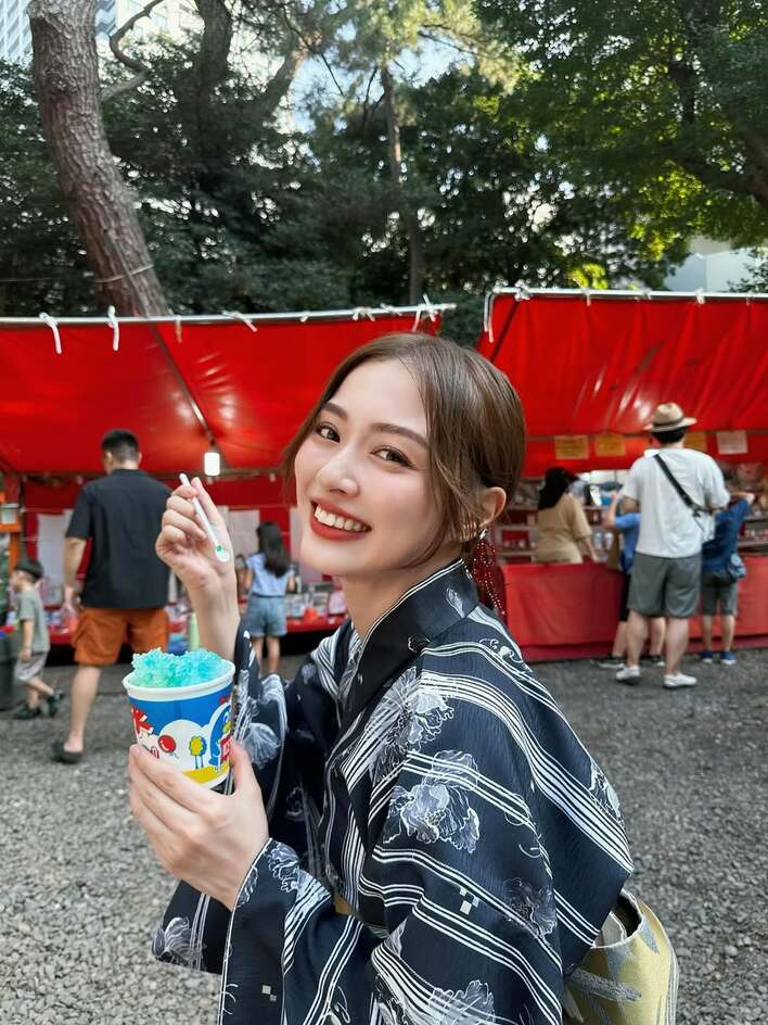 人生初プライベート浴衣姿を公開！内田理央 黒×金のシックな装いで