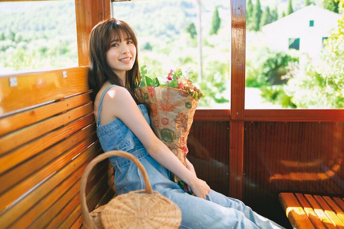 うつむく仕草が初々しい 乃木坂46・筒井あやめ ベッドでまどろむ白