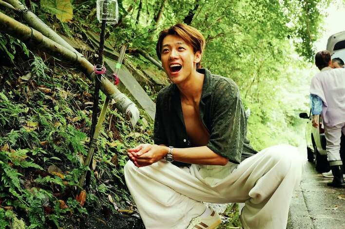 野性的な姿にキュン」竹内涼真 胸板露出しワイルドな水飲み姿を披露