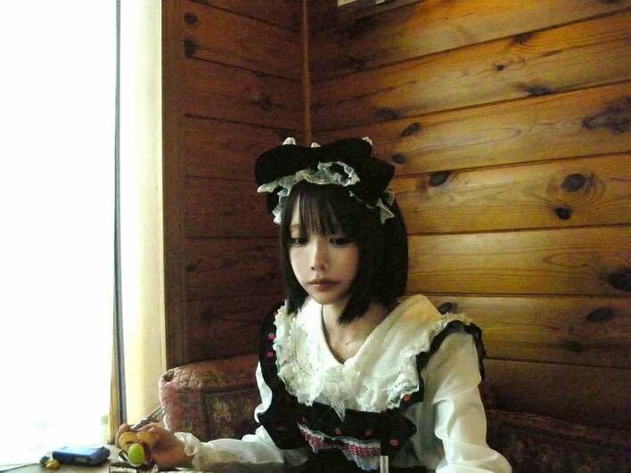 さすがに爆沸き」あのちゃん ロリータファッション披露！舌を出した