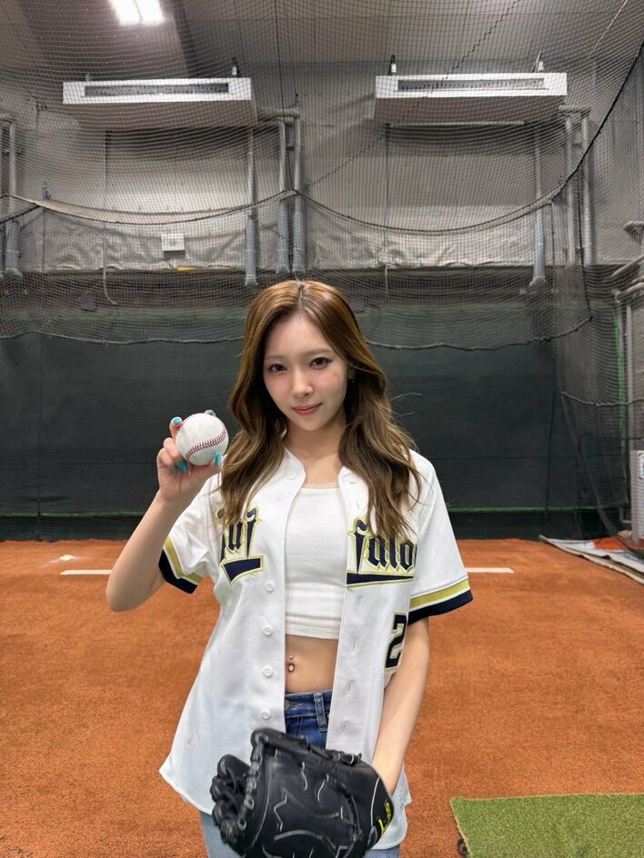 笑顔国宝級すぎる」NiziU・MAYUKA へそピきらめくユニフォーム姿を披露