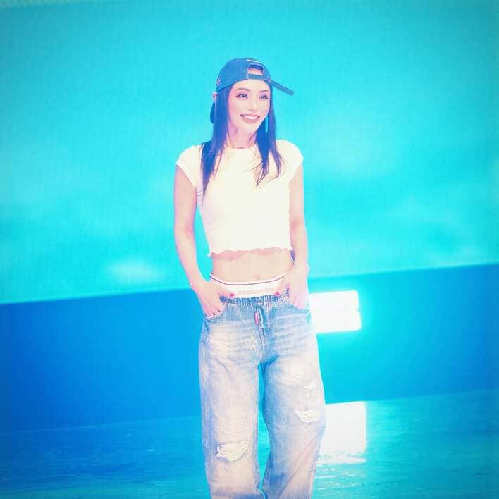 浜崎あゆみ 見事な“シックスパック”際立つステージショットを公開
