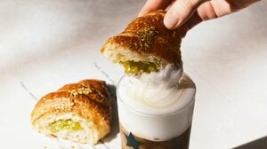 【スタバのベーカリーカフェ】夏の新作！レモネード×コーヒーの爽快ビバレッジ“でミラノの夕暮れカフェタイム”気分♪ 焼き立てピスタチオクロワッサンも6月24日から新登場