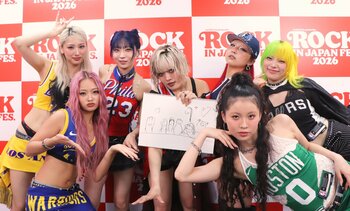 HANA NAOKO画伯“思い出”の絵にYURI「飛んでるKOHARUかと…」7人で大議論！？バスケユニ大胆アレンジ衣装でロッキン“雨でもぶち上がり”【ROCK IN JAPAN FESTIVAL 2026 レポ&インタビュー】