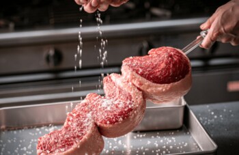 【梅田・歓送迎会】本場ブラジルの迫力を！シュラスコ食べ放題「シュラスコテーブル」が8名以上の予約で主役1名無料、最高の門出を祝う春の限定企画を開始