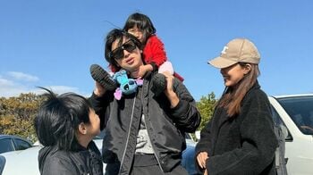川崎希の夫・アレクサンダー 家族4人で江の島満喫ショット披露！子供たちとの仲睦まじい様子に「素敵なファミリーショット」