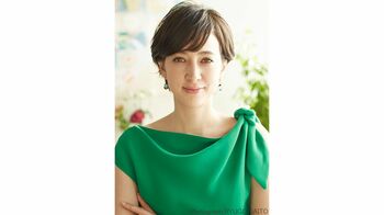 滝川クリステル “親子3ショット”を公開   「子育てはある意味２４時間休みがない」自然の中を親子で散歩しリフレッシュ