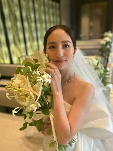 旦那様高身長！？」堀田茜 結婚式ショットを公開！大胆に背中を披露