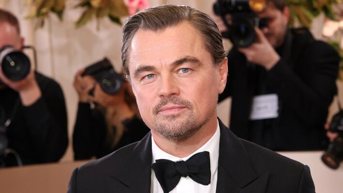 ディカプリオの"眠気吹っ飛ぶ美しさ”の24歳年下恋人 五輪開会式登場姿が圧巻！アルマーニ純白ドレスで歩く様子に「美しくてため息が」