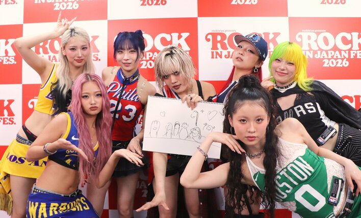 HANA NAOKO画伯“思い出”の絵にYURI「飛んでるKOHARUかと…」7人で大議論！？バスケユニ大胆アレンジ衣装でロッキン“雨でもぶち上がり”【ROCK IN JAPAN FESTIVAL 2026 レポ&インタビュー】