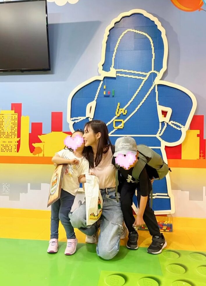 【写真7枚】2児のママ・押切もえ カジュアルコーデでアトラクション大満喫！「もえちゃんに似てる」仲良し親子ショットを見る