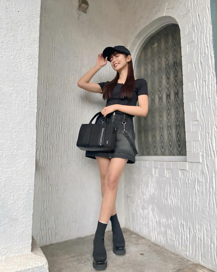 産後とは思えない”の人気YouTuberが「足ほそ！」なブラックコーデ披露