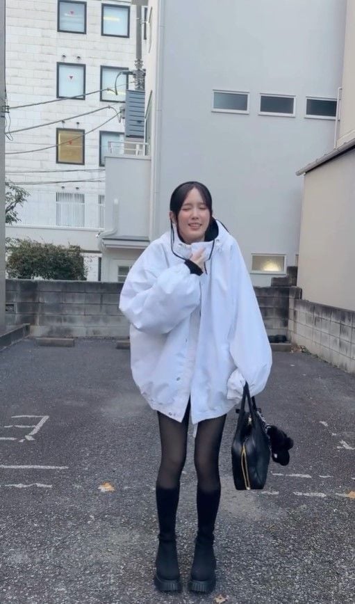 足長っ！」本田翼 ミニ丈パンツ×厚底ブーツ×カチューシャのカジュアル