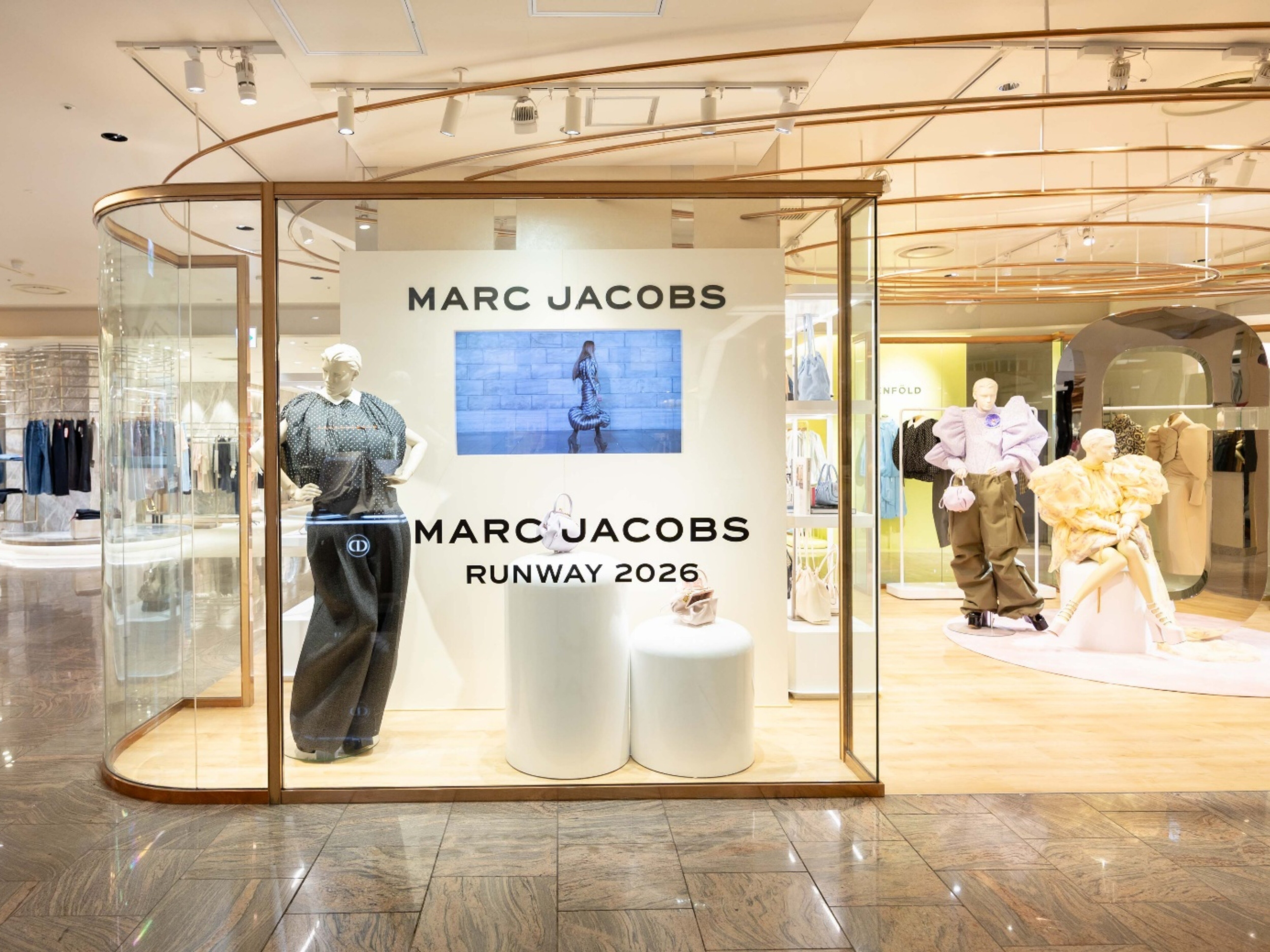 マーク ジェイコブス】RUNWAY COLLECTIONも展開する、特別な