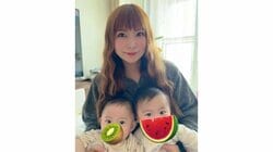 「お顔そっくりに…」中川翔子 生後5ヵ月双子が“あるデビュー”もむちむちでアウト！？表情豊かなまん丸な瞳で見つめる2人の姿に反響