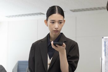 関口（杉本哲太）が1人で立てこもりの現場へ！なかなかSITを突入させない二階堂（森川葵）の狙いは＜『スティンガース』第6話完全版＞