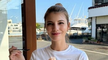 マギー 伊豆大島での“貴重”な家族旅行満喫ショットを公開！引き締まった美腹筋際立つへそ出しコーデに「スタイル良すぎ」