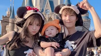 ばんばんざい・ぎしの妻 桜井美悠 0歳息子の初ディズニーの様子公開！「ベビちゃん育つのはやい！」結婚1周年で家族3人でアトラクションなど大満喫