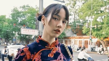 チャイナ服から“ガラリ” のん 北京観光の新ショット公開 「心臓止まるほどかわいい」ウェーブ髪のカジュアルコーデで中国庭園をゆったり散策