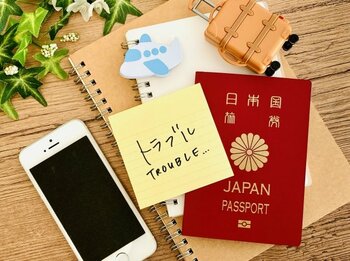 「旅行中にスマホの充電が切れた」「空港でパスポートを忘れたことに気付いた」夏休みの旅行の大ピンチを告白