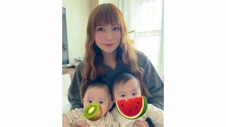 「お顔そっくりに…」中川翔子 生後5ヵ月双子が“あるデビュー”もむちむちでアウト！？表情豊かなまん丸な瞳で見つめる2人の姿に反響