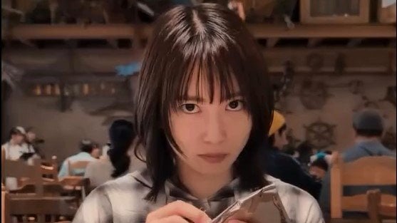 「なんて良い表情」志田未来 ディズニーシーでの“疑問しか残らない”動画に反響！ランダムグッズ開封に目を見開き驚いた姿に「めっちゃいい反応」
