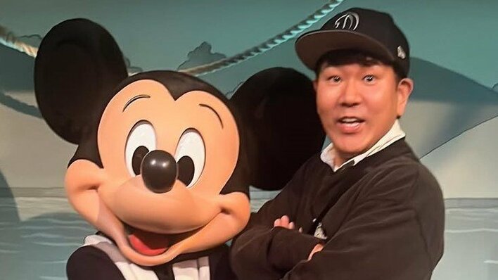 藤本敏史 1人ディズニーで“乙女降臨”！？恥じらいの表情を見せたキュートな“オバショット”に「可愛すぎ」「癒やし効果あります」と反響