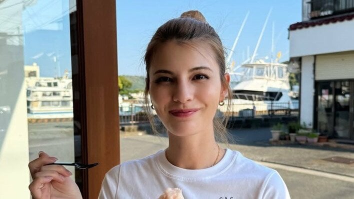 マギー 伊豆大島での“貴重”な家族旅行満喫ショットを公開！引き締まった美腹筋際立つへそ出しコーデに「スタイル良すぎ」