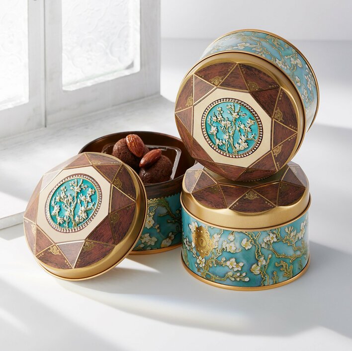 愛知県美術館『ゴッホ展　家族がつないだ画家の夢』会場限定『アーモンド缶』新発売。名画『花咲くアーモンドの木の枝』をテーマにした宝石箱のようなお菓子缶