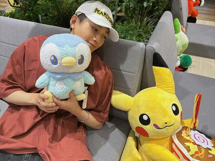 【画像13枚】ポケモンに囲まれ“目がキラキラ”な八木勇征のにっこりショットを見る