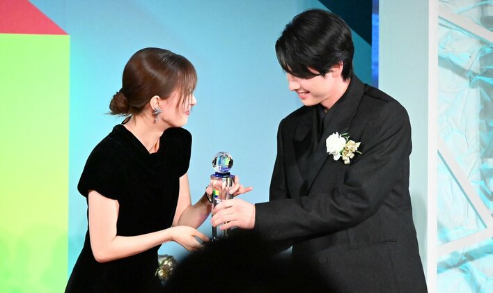 【写真29枚】微笑ましいやり取りを繰り広げる芳根京子&本田響矢の写真を見る