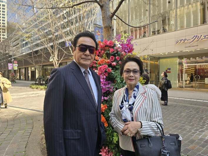 奥様とラブラブ」高橋英樹 妻との帝国ホテルデート公開！手をつなぎ