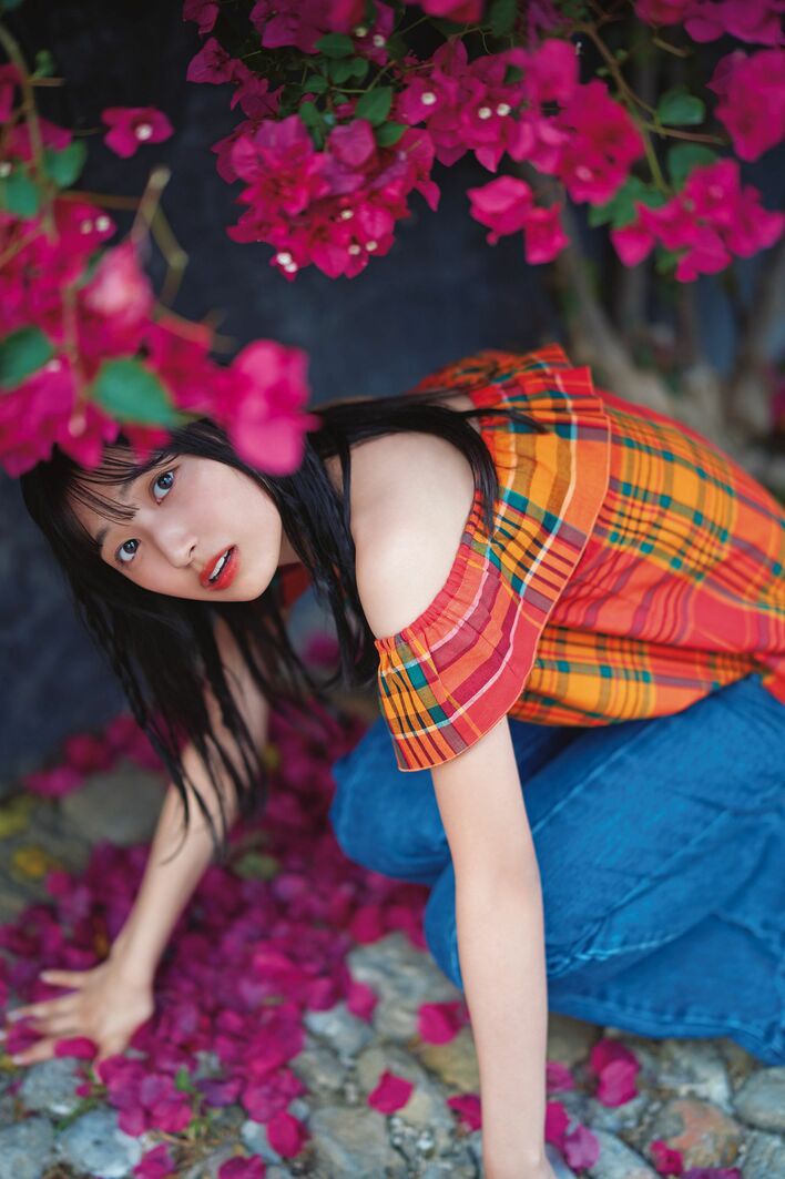 新カット解禁】“美くびれ”にドキッとするランジェリー姿初公開