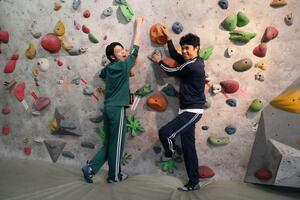 萩原利久「ぜひ私のスパイダーマン姿をご覧ください」と自信満々！小島よしおとスポーツクライミングで対決『萩原利久のwkwkはぎわランド』