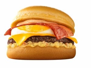 【マクドナルド】月見シリーズ初のじゃがいも素材！9月24日発売「北海道産じゃがペッパー月見」第１弾の「炙り牛すき焼き風月見」は9月23日まで