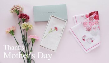 母の日ギフトに、手元に咲く華やかな贈り物。カーネーションのドレスを描いたハンカチーフを発売