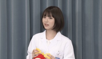 浜辺美波、忘れたい恐怖の金縛り体験！「泣きながら殴りかかった相手」