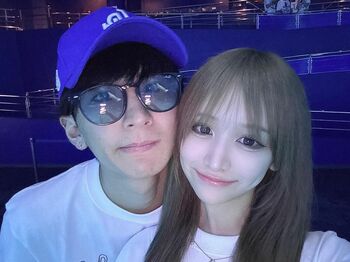 SNSで人気の“しゅんまや夫婦” 結婚記念日に家族4人で沖縄旅行  頬にキスする幸せショットに「世界一の推し夫婦」