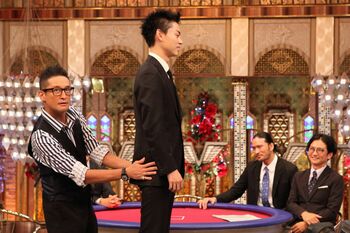 松岡、菅田の体に大興奮！突如オネエキャラ全開でボディチェック