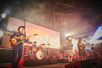 曲はかっこいいのにMCはコント!?ジェニーハイのフリーライブに六本木ヒルズアリーナが熱狂！