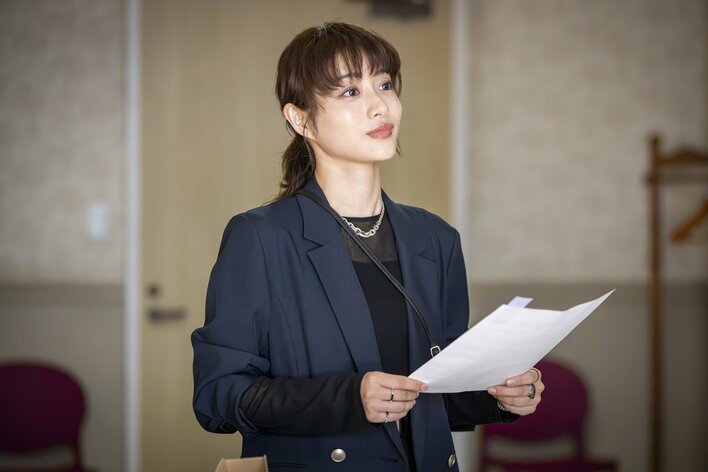 【場面写真追加】弥生（石原さとみ）は雅（河合優実）の私設秘書として永谷町に潜り込むことに成功！さっそく仕事に取りかかる『ポリティカルパン』第3話予告
