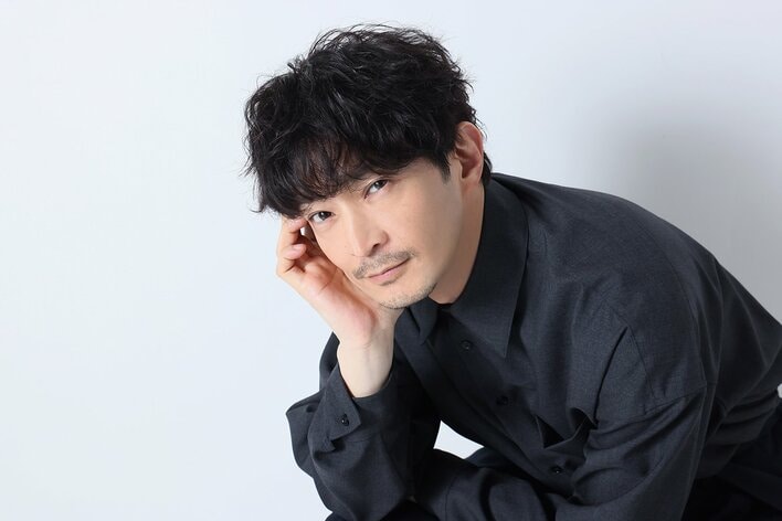 【写真14枚】鋭い眼差し、無邪気な笑顔…津田健次郎の撮り下ろしカットを見る