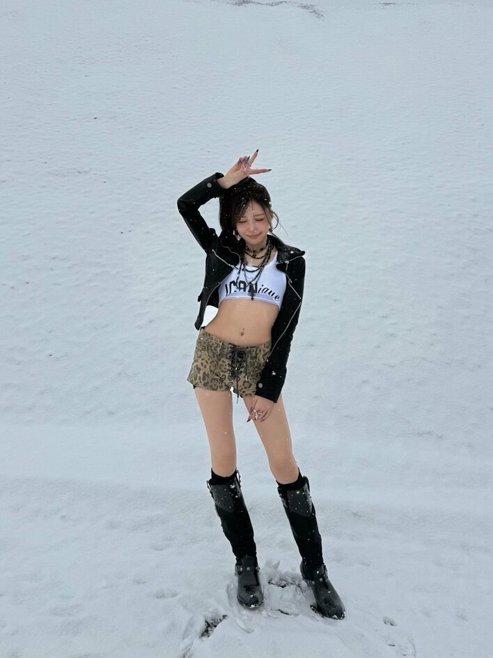 NiziU・MAYUKA ドデカ車を“運転する”姿公開！おへそに輝くアクセサリー