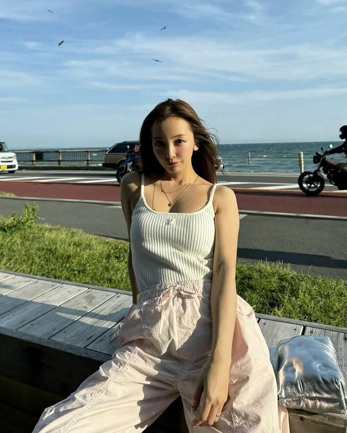 大胆デコルテ！板野友美 再び素肌がまぶしい白キャミ姿で爆イケ夏
