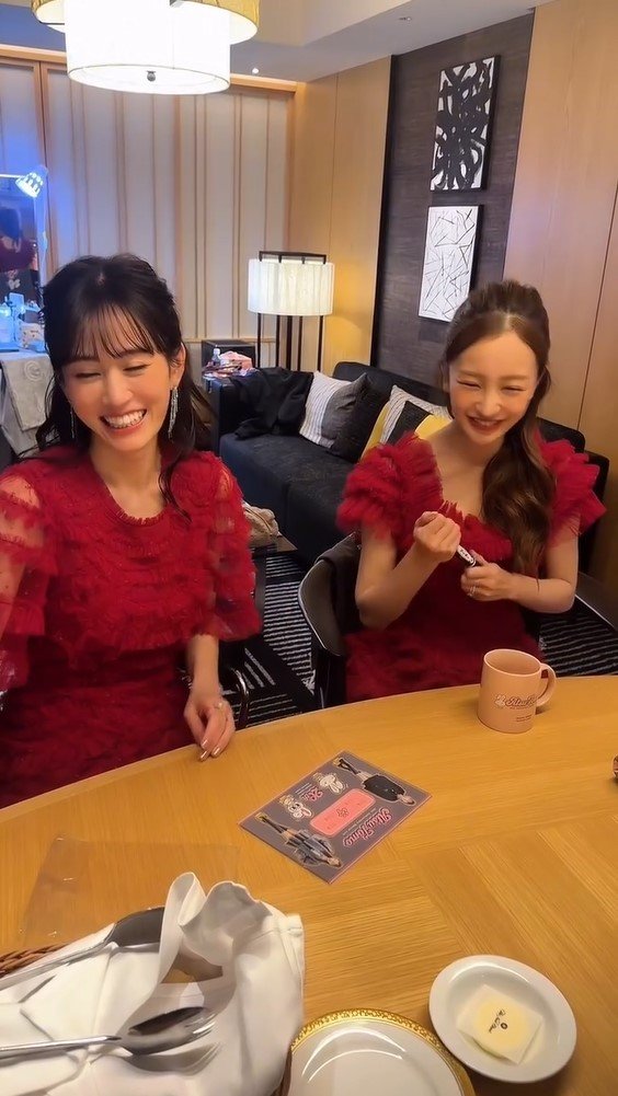 前田敦子＆板野友美 ディナーライブのオフショット公開！仲良く談笑