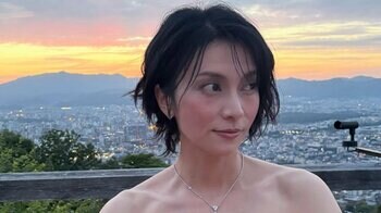 「まさに大和撫子」柴咲コウ オフショルドレスで美コルテ披露！夕焼けを背に絵画のような佇まい…美しすぎる姿にファン釘付け