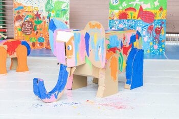 子どもたちが彩った巨大動物たちが翌日の舞台へ！アートと音楽をつなぐ体験型プログラム「ステージわくわく大作戦」を開催（板橋区立文化会館）